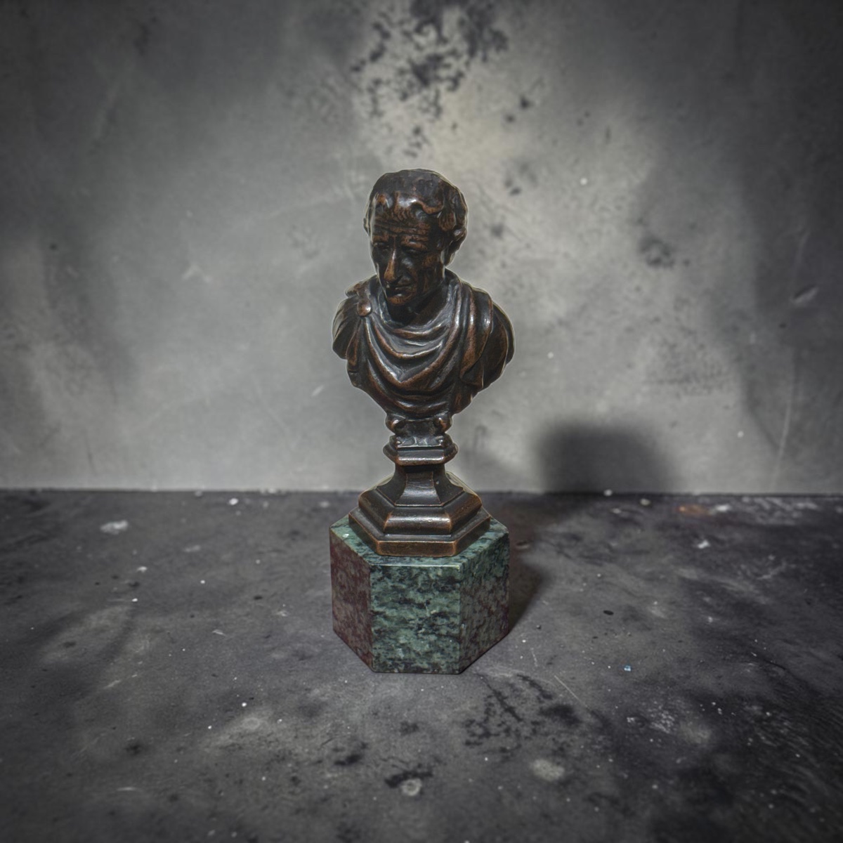Paire de bustes de petit format représentant des empereurs romains. XVIIe siècle. Bronze, sur s-photo-1