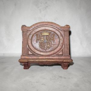 Pupitre de table avec armoiries royales espagnoles. Bois sculpté et polychromé. Époque de Charl
