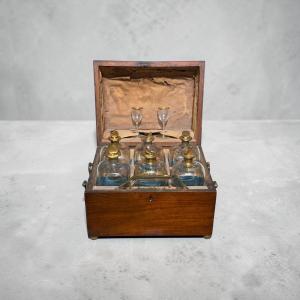 Cave à liqueur avec coffret en acajou. Époque Charles X. France, XIXe siècle