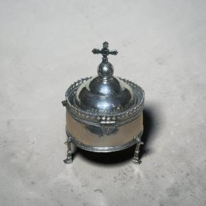 Pyxide à trois pieds. Argent avec intérieur doré. XVIIIe siècle. Poinçon non ident
