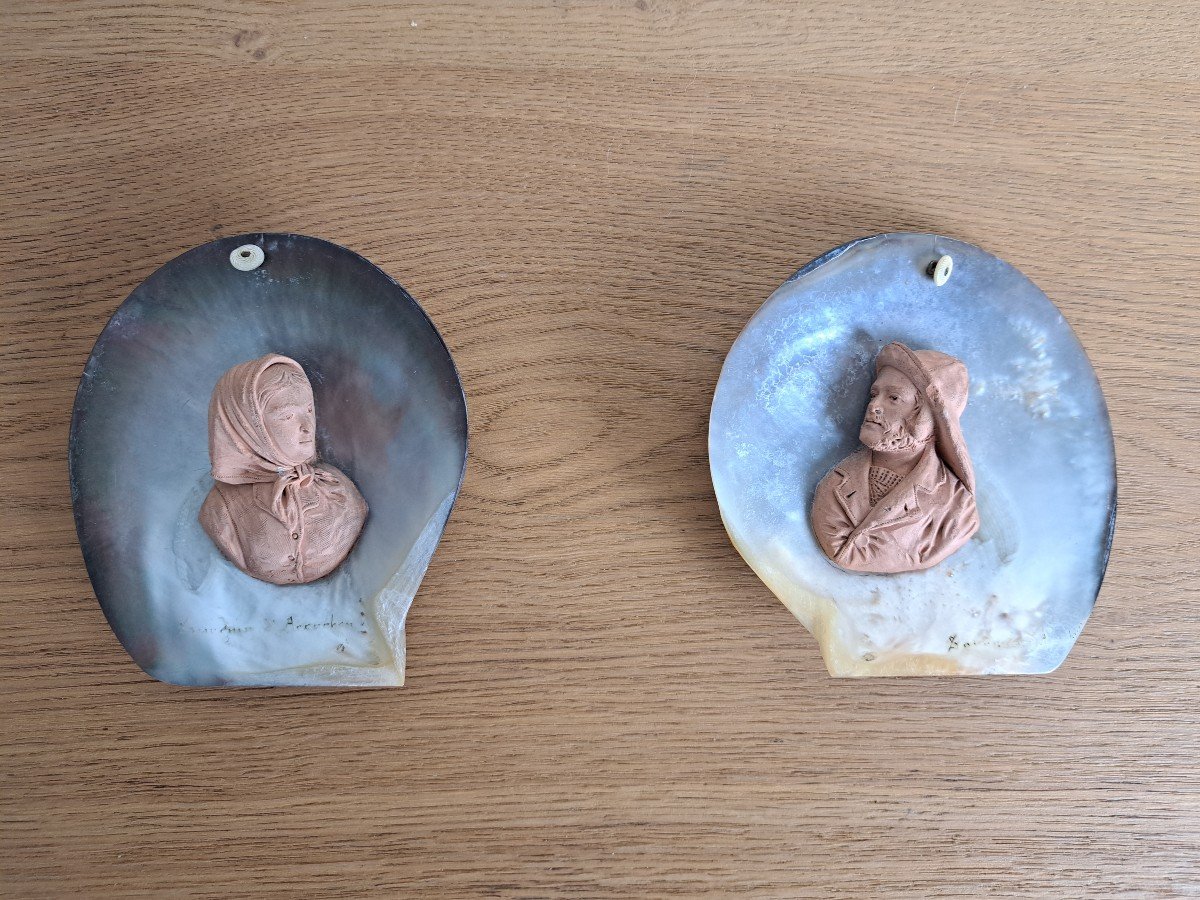 Pair Of Mother Of Pearl Shells, Couple Of Fishermen, Souvenir Of Arcachon. Beginning Of The 20th Century.