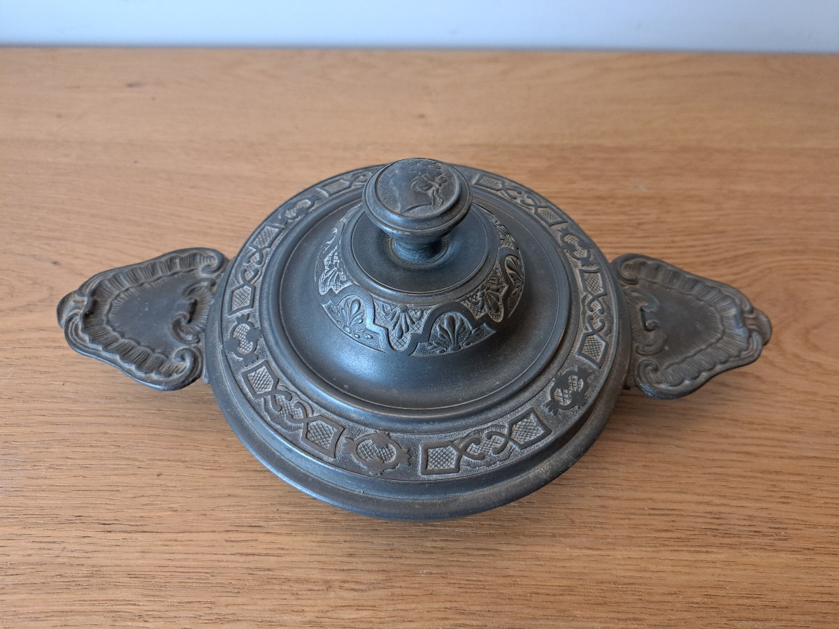 Ecuelles à Oreilles , Décor à La Bérain , Etain , XVIII°. 