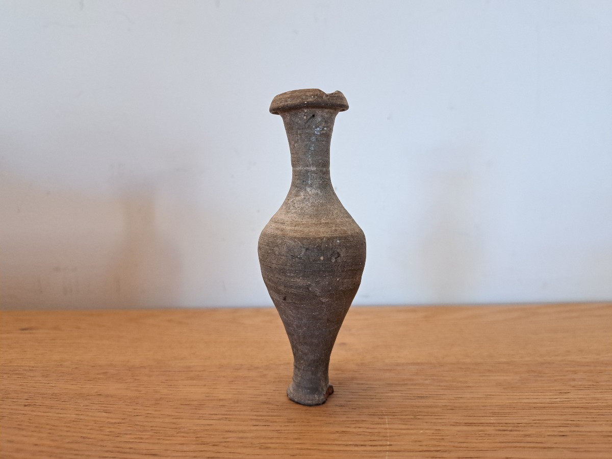 Epoque Romaine , Amphorisque , Terre cuite grise . 