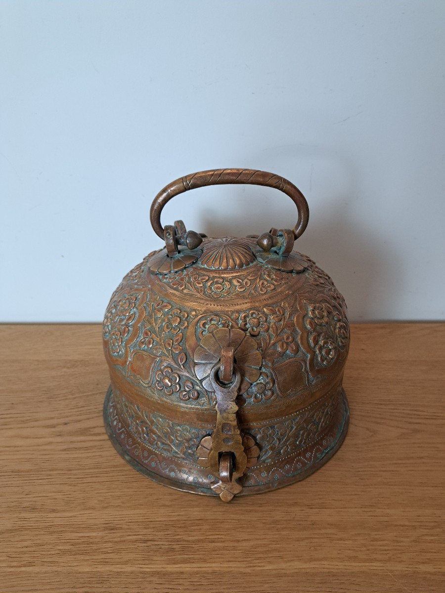 Inde , Boite à condiment de voyage , Cuivre repoussé et ciselé , XIX°. 