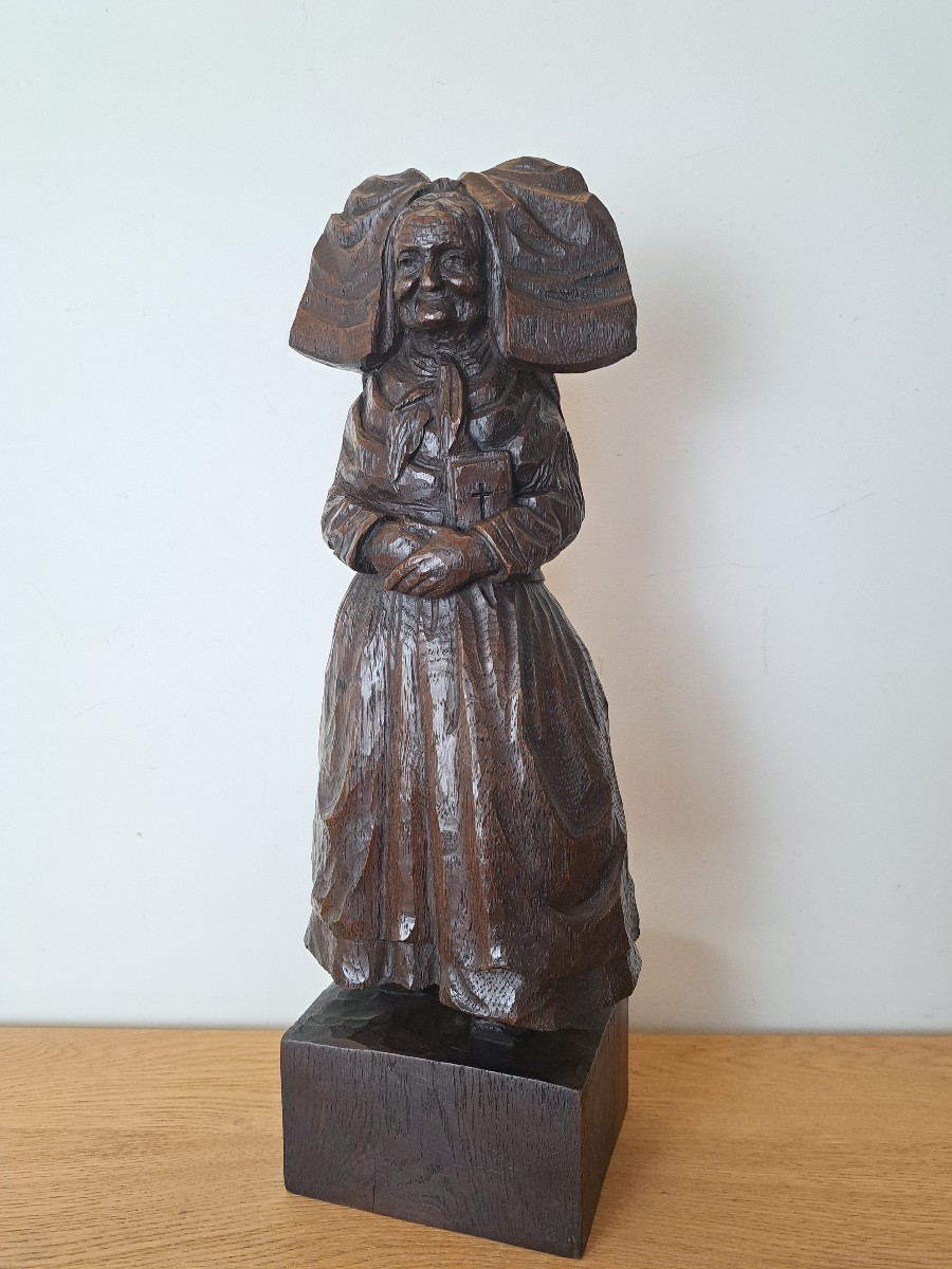 Alsacienne , Sculpture en bois de chêne , Signé Ch R , Début XX°. 