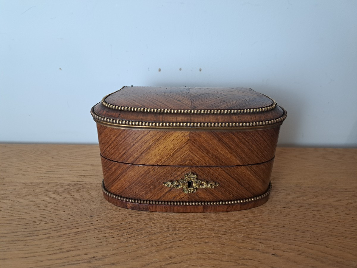 Coffret , Bois de rose , filet de laiton , style Louis XVI , Napoléon III , Fin XIX°. 
