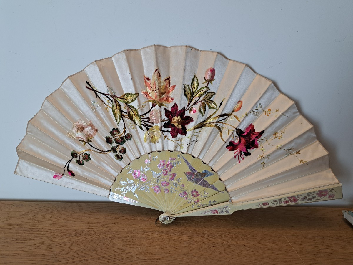 Duvelleroy , Eventail , Satin brodé , bois peint , Fin XIX°. 