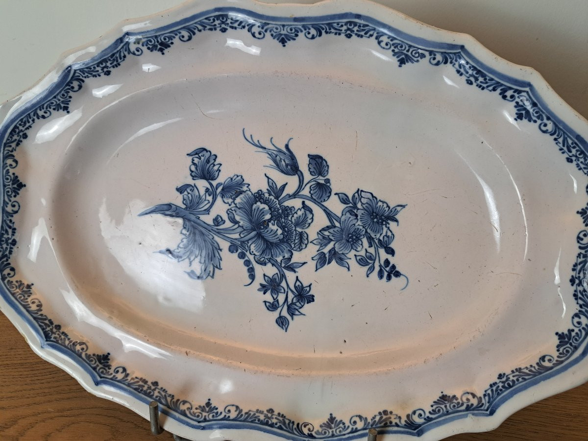 Moustiers , Plat ovale à bord chantourné , Blanc /Bleu , Faïence , XVIII°. -photo-1