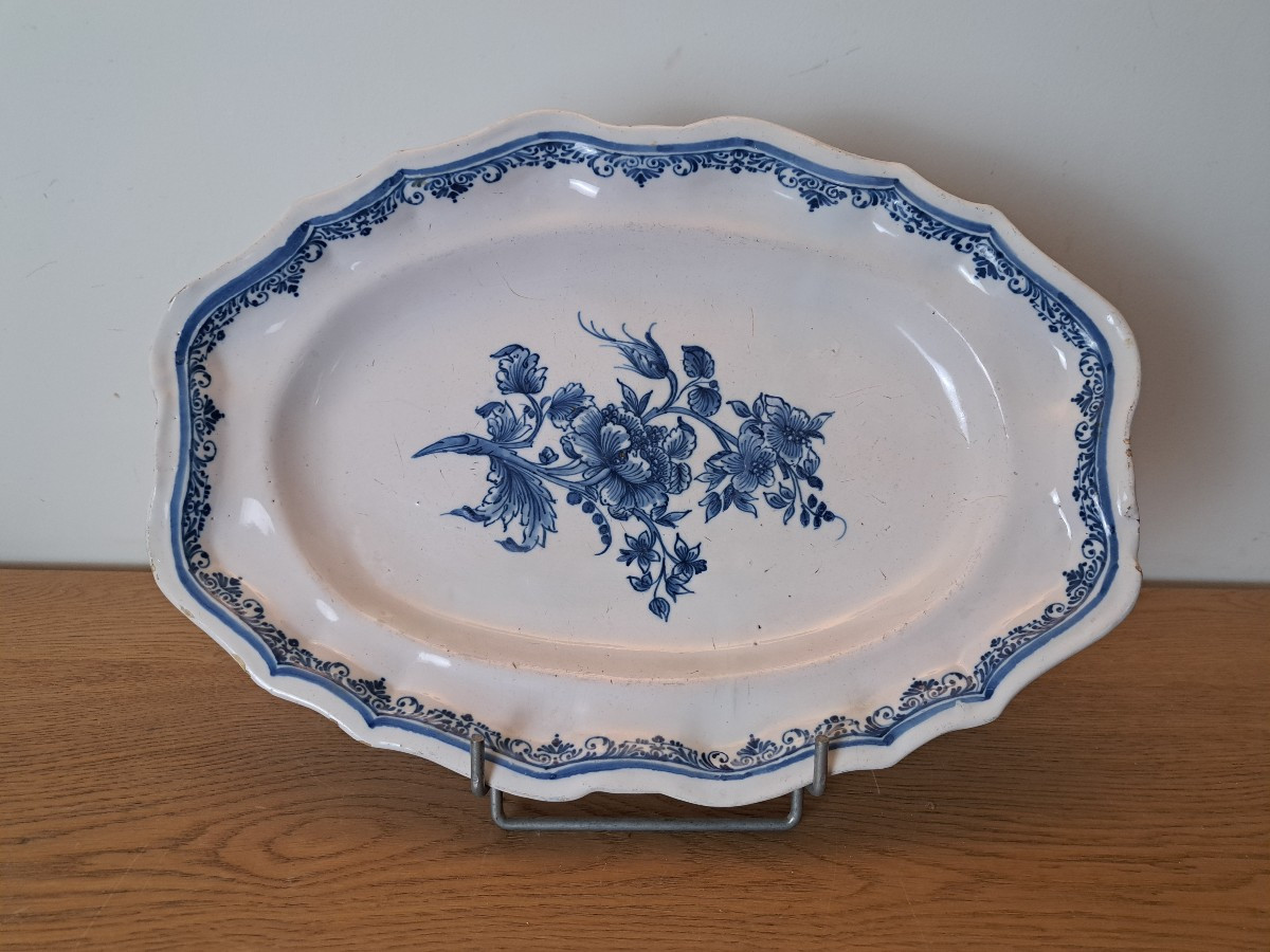 Moustiers , Plat ovale à bord chantourné , Blanc /Bleu , Faïence , XVIII°. 