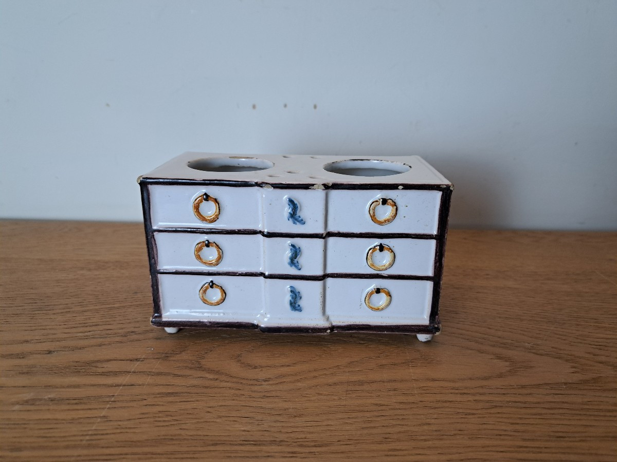 Encrier formant commode , Faïence , signée , XVIII°. 