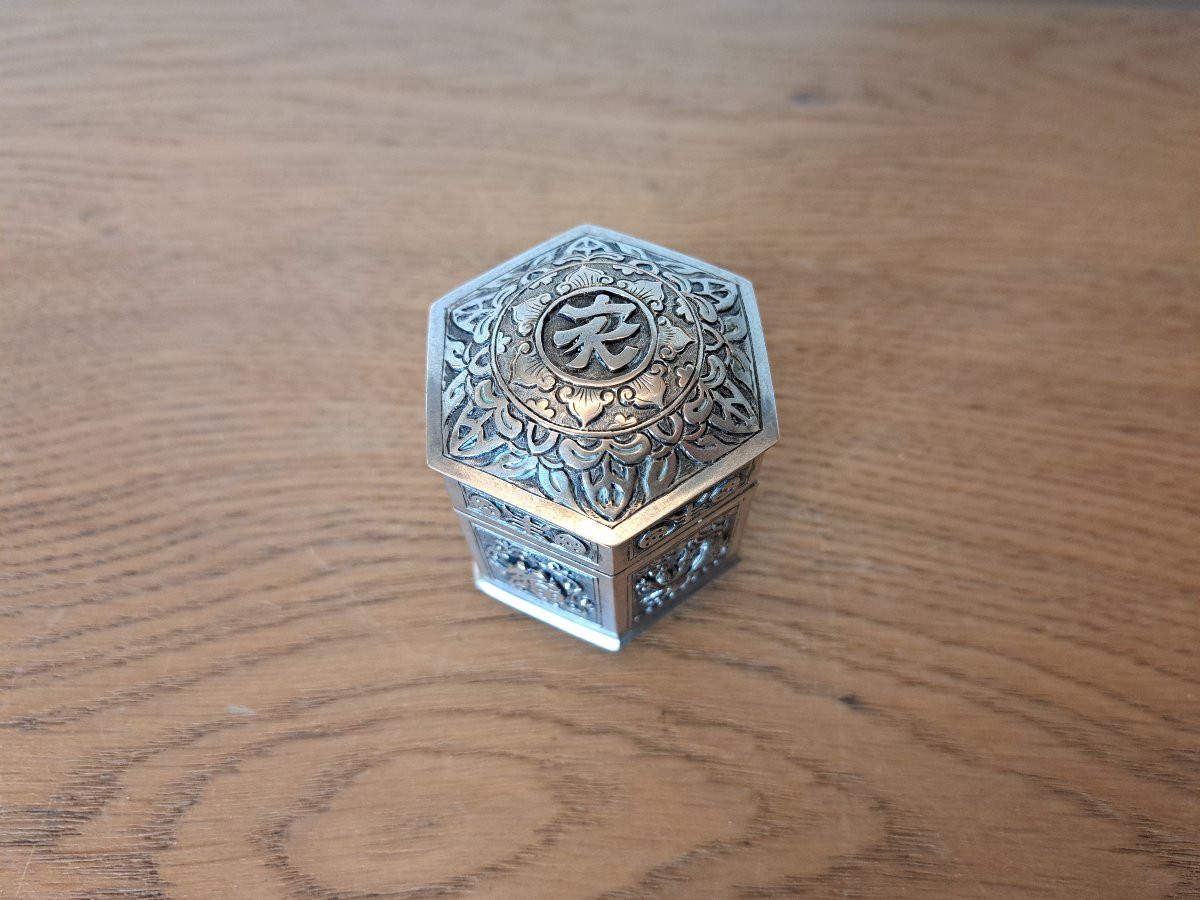 Chine, Petite Boite hexagonale , Argent , XX°. -photo-3