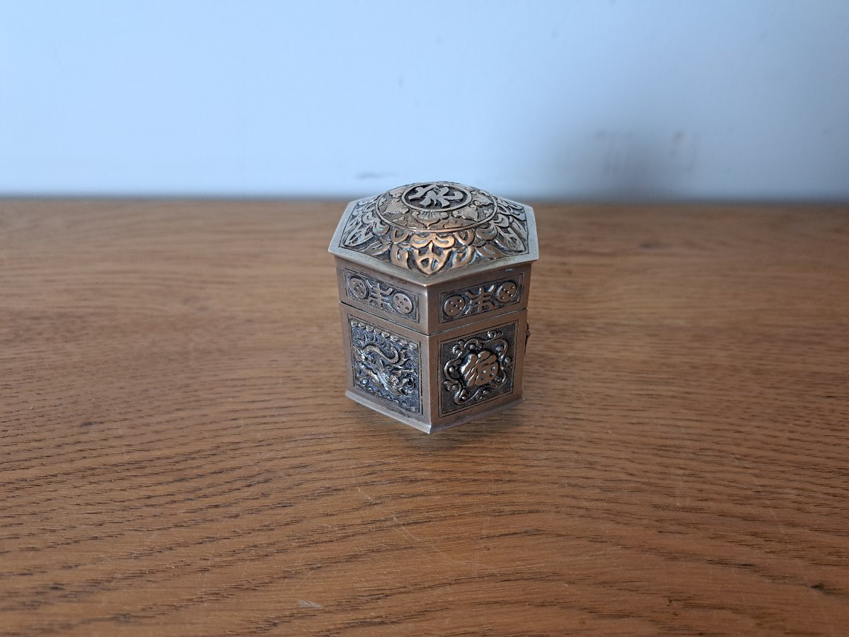 Chine, Petite Boite hexagonale , Argent , XX°. -photo-1