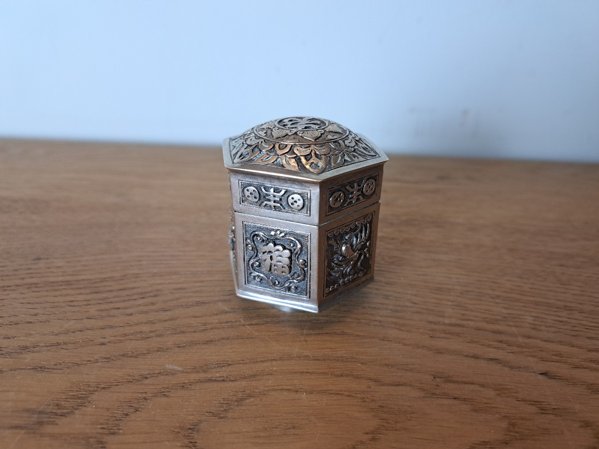 Chine, Petite Boite hexagonale , Argent , XX°. 