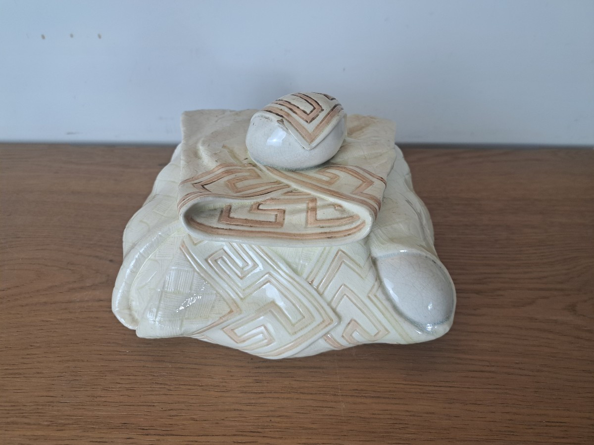 Sarreguemines , Majolique Trompe l'œil œufs et torchon à la grecque , fin XIX°. 