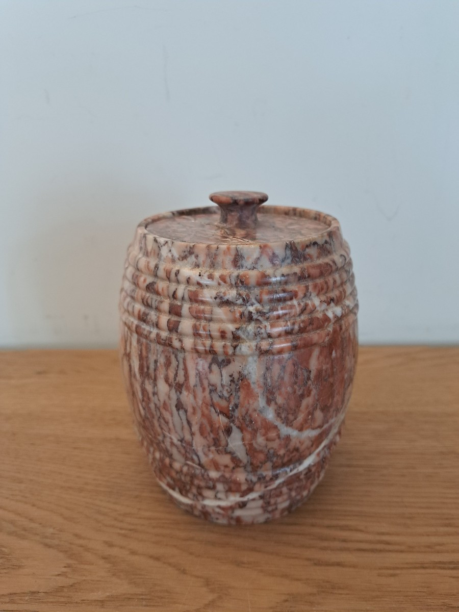 Pot à tabac formant tonneau , Marbre , Louis XVI , XVIII°.