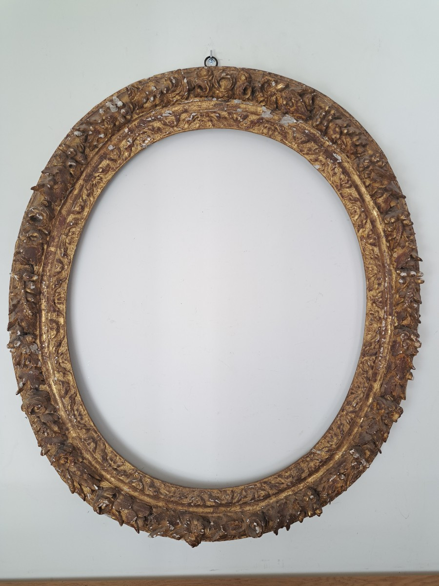 Grand cadre ovale en bois sculpté doré , Louis XIV, XVII°/XVIII°. 