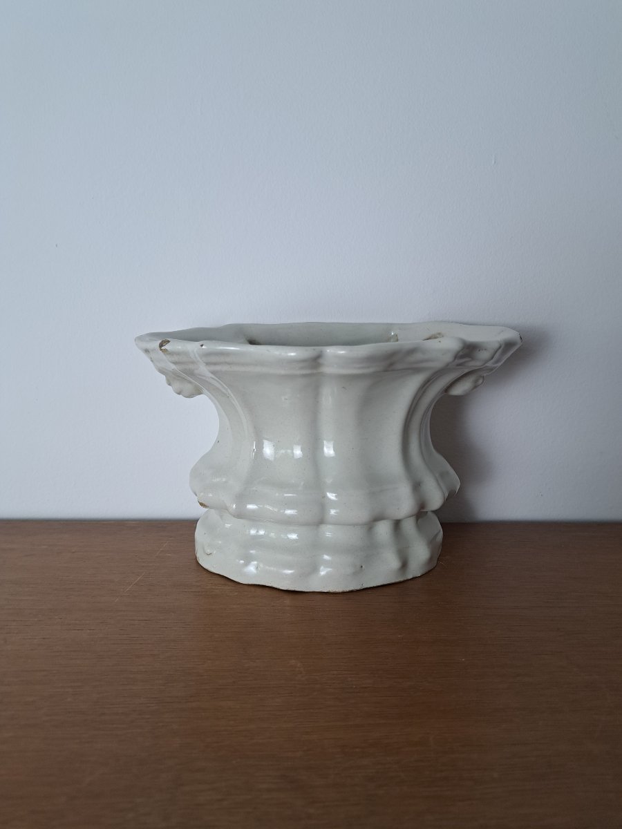 Moustiers , Bouquetière , Faïence blanche , XVIII°. 