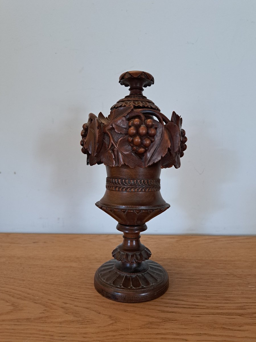 Boite couverte , Forêt Noire ou Suisse , Bois sculpté , XIX°. 