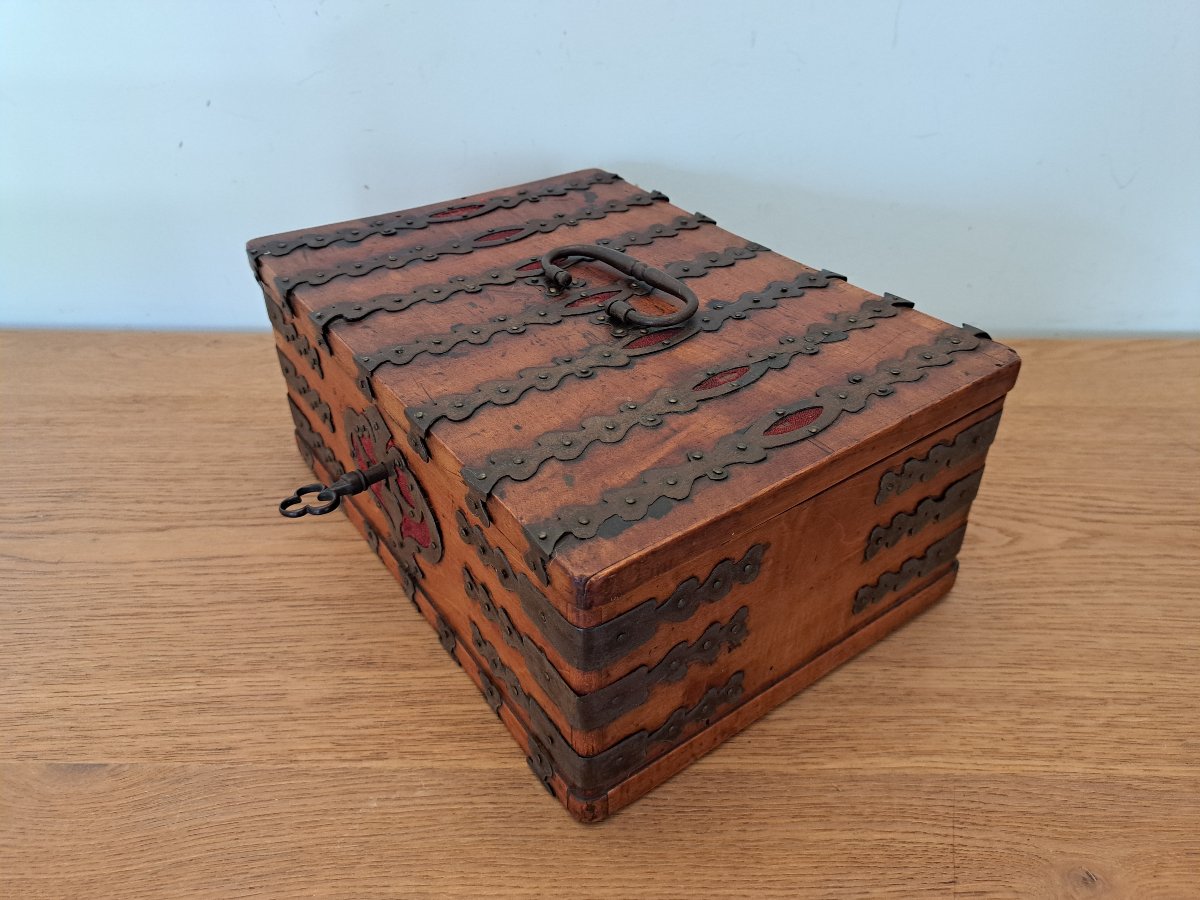 Coffret en Noyer et fer , XIX° ou avant . -photo-3