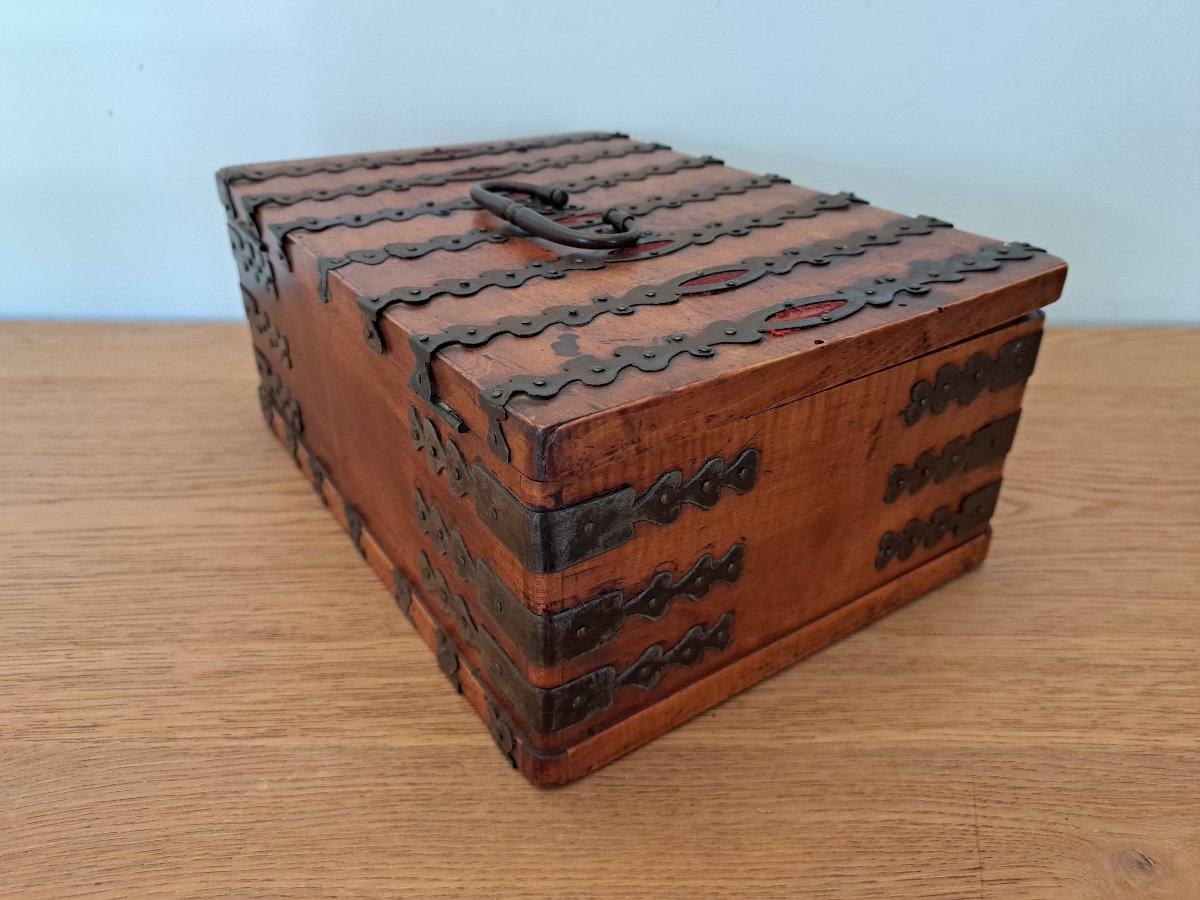 Coffret en Noyer et fer , XIX° ou avant . -photo-1