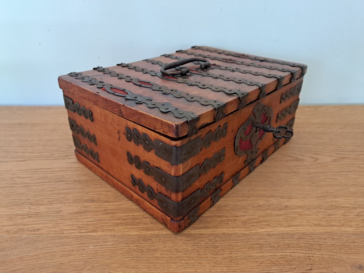 Coffret en Noyer et fer , XIX° ou avant . -photo-2