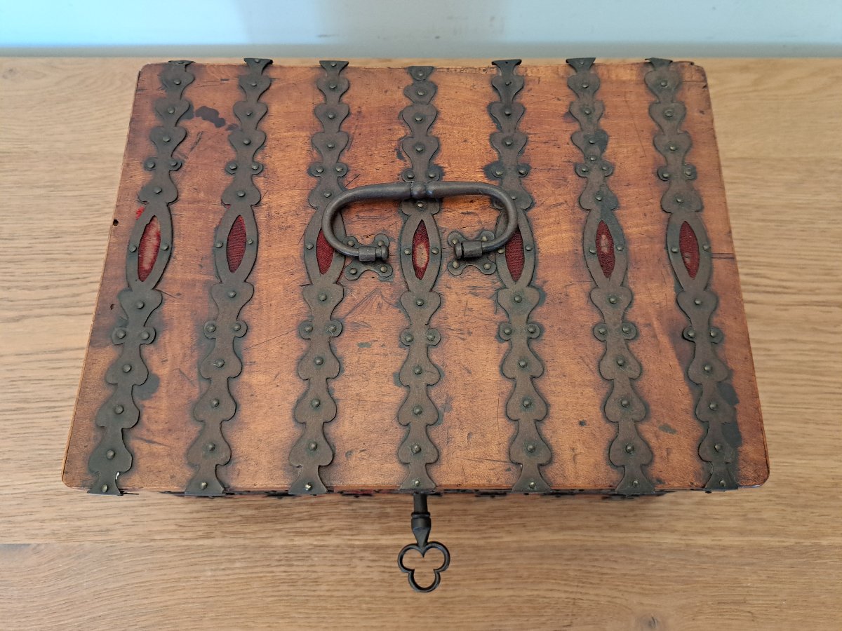 Coffret en Noyer et fer , XIX° ou avant . -photo-3