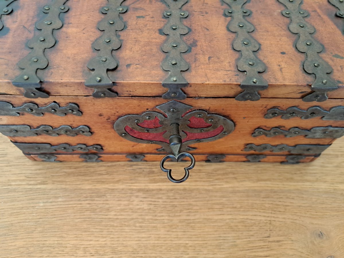 Coffret en Noyer et fer , XIX° ou avant . -photo-4