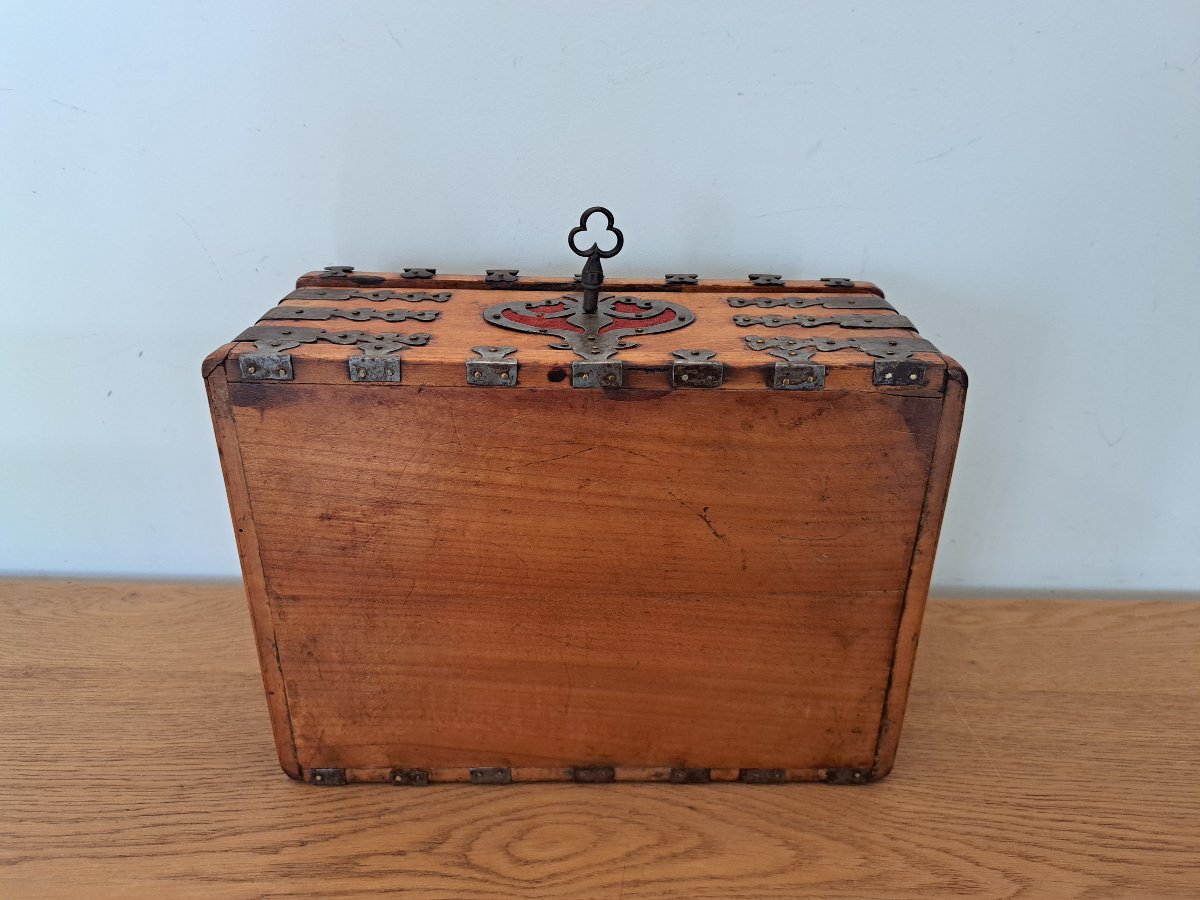 Coffret en Noyer et fer , XIX° ou avant . -photo-7