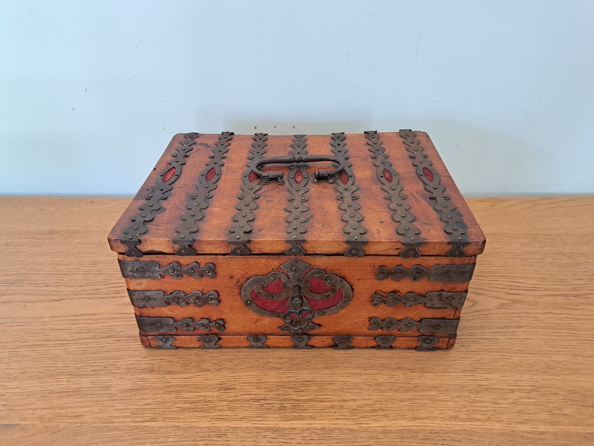 Coffret en Noyer et fer , XIX° ou avant . 