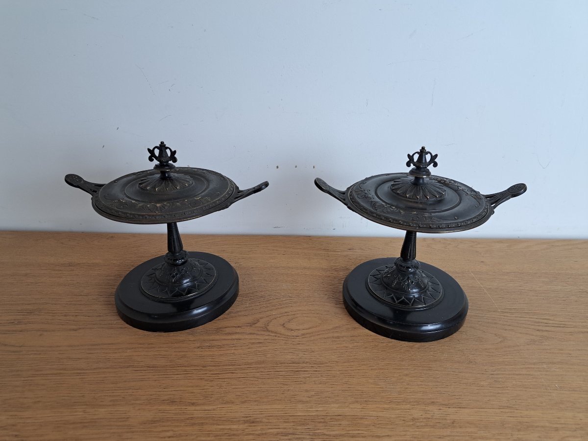 Paire de cassolettes , Néo étrusque , Bronze patiné , XIX°. 