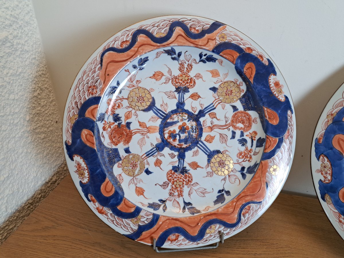 Paire de grands plats Imari , Porcelaine , Chine , Début XVIII°. -photo-2