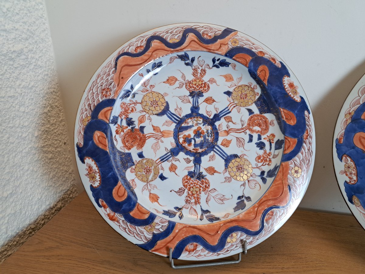 Paire de grands plats Imari , Porcelaine , Chine , Début XVIII°. -photo-3
