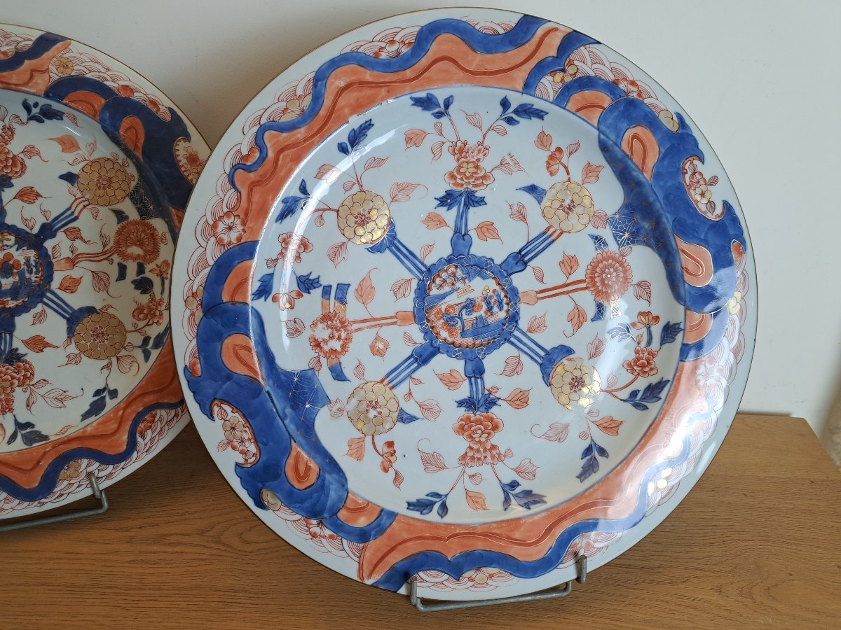Paire de grands plats Imari , Porcelaine , Chine , Début XVIII°. -photo-4