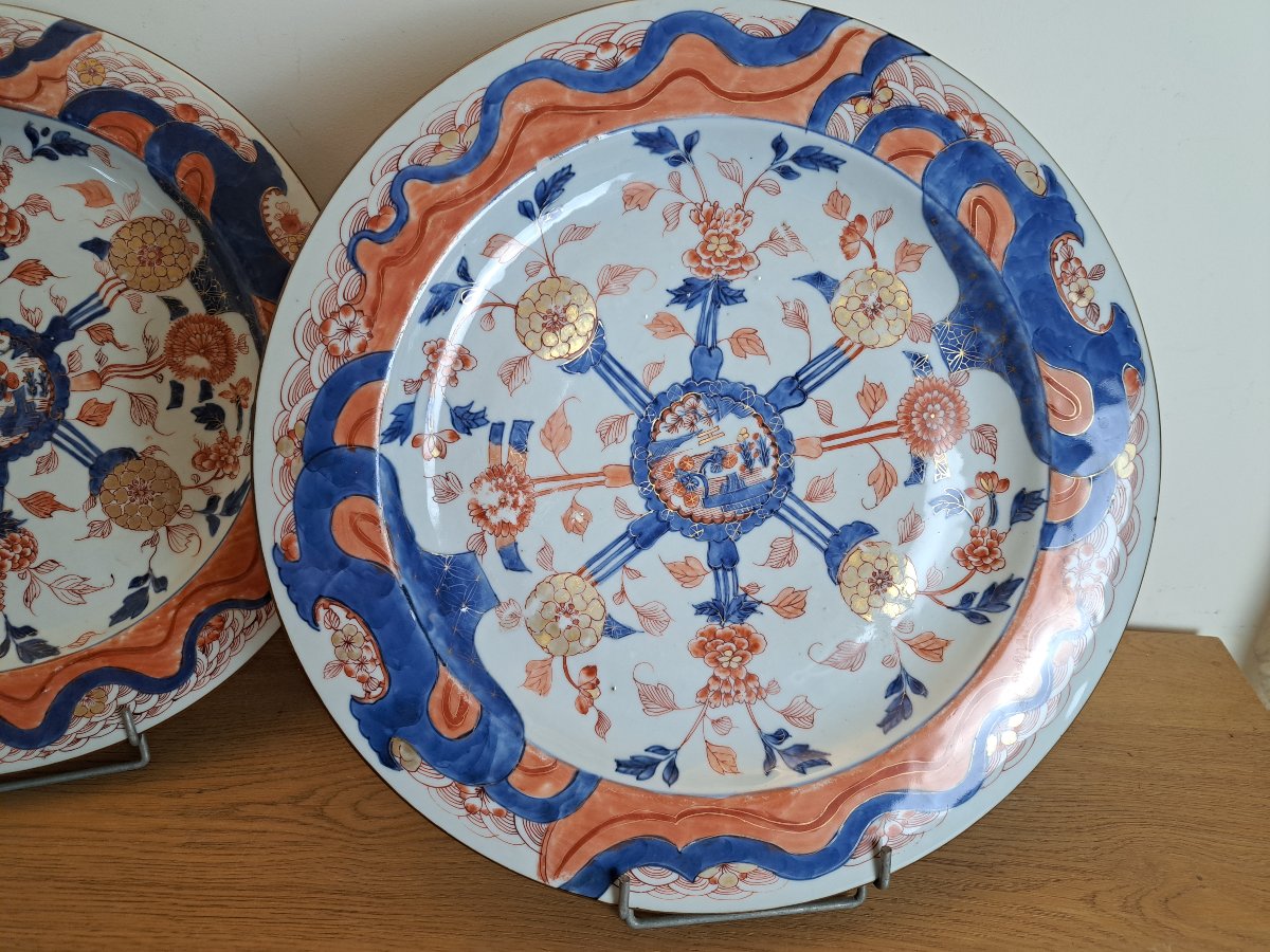 Paire de grands plats Imari , Porcelaine , Chine , Début XVIII°. -photo-1