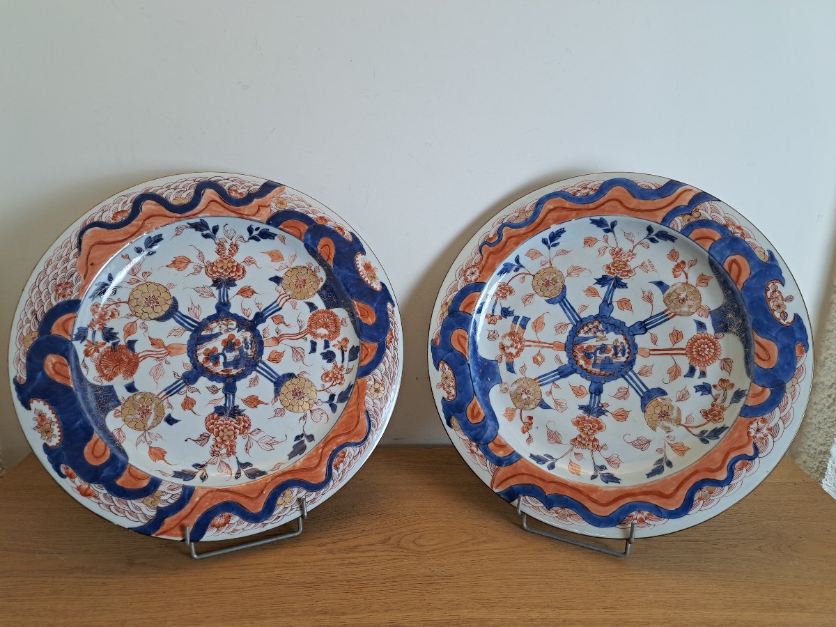 Paire de grands plats Imari , Porcelaine , Chine , Début XVIII°. 