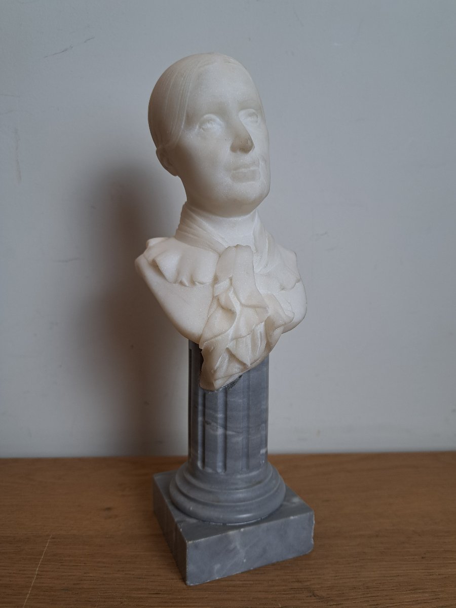 Dame de qualité , Buste en marbre sculpté , Fin XIX°. 