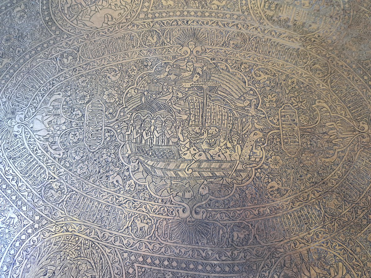 Grand plateau ovale , Laiton ciselé , Qajar , Iran , XIX°. -photo-1