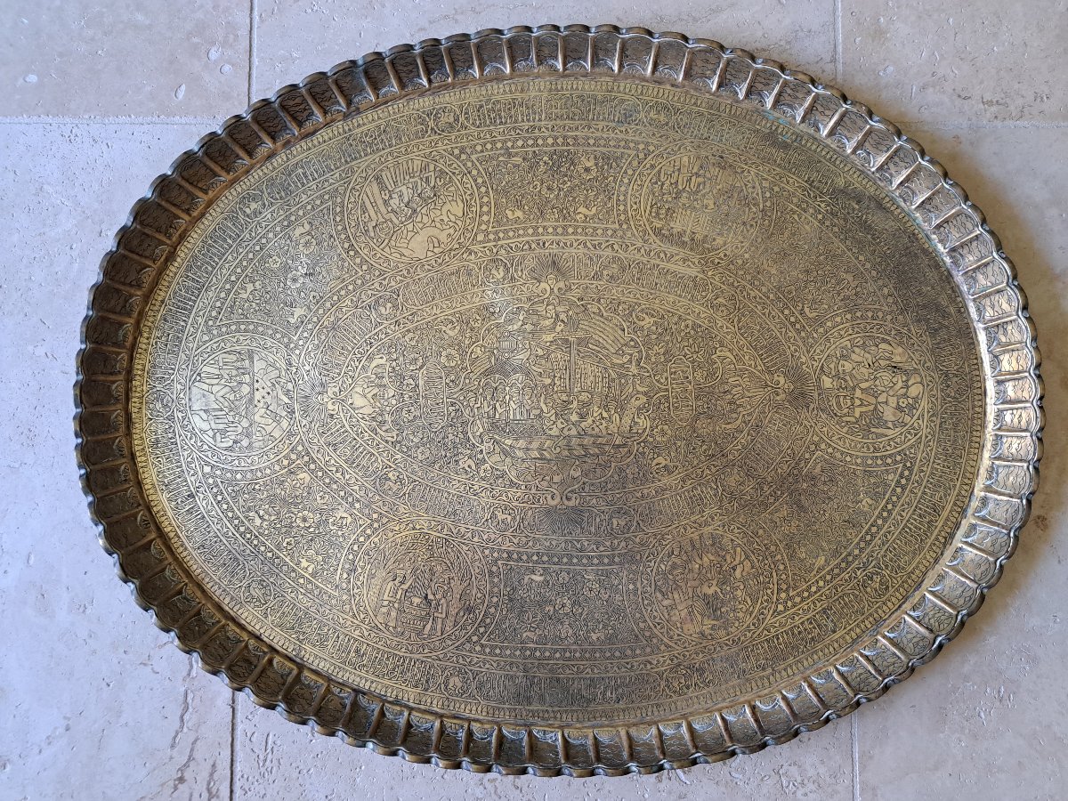 Grand plateau ovale , Laiton ciselé , Qajar , Iran , XIX°. 