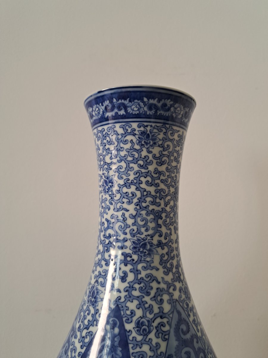 Japon , Grand vase à long col , Porcelaine , Blanc Bleu , Signé , XIX°. -photo-1