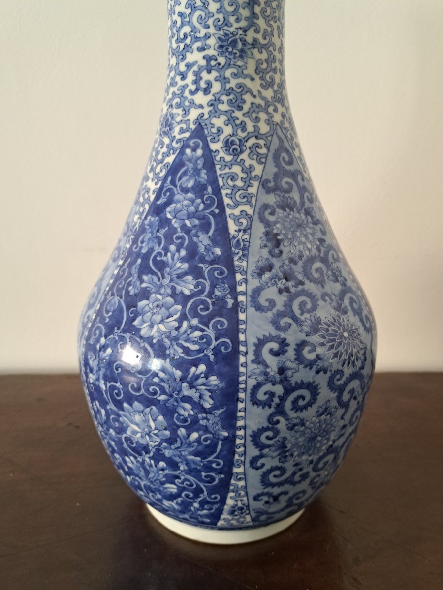 Japon , Grand vase à long col , Porcelaine , Blanc Bleu , Signé , XIX°. -photo-2