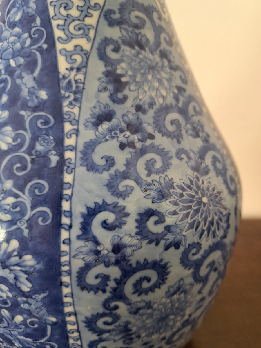 Japon , Grand vase à long col , Porcelaine , Blanc Bleu , Signé , XIX°. -photo-3