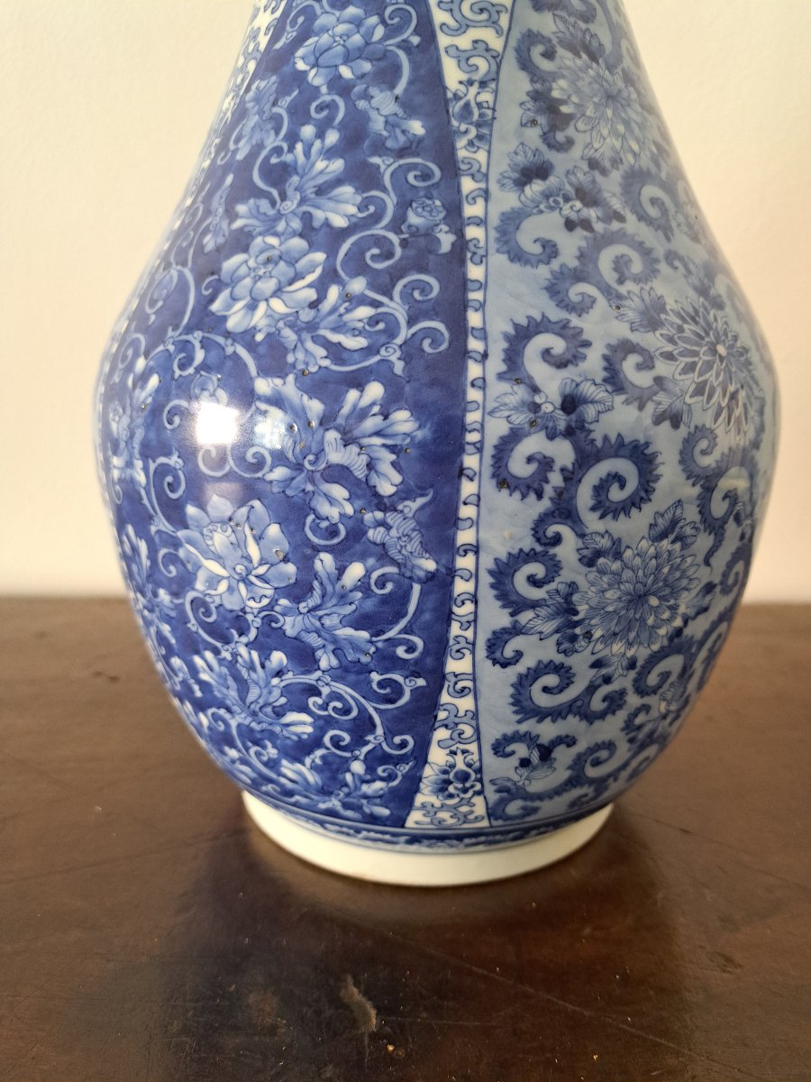 Japon , Grand vase à long col , Porcelaine , Blanc Bleu , Signé , XIX°. -photo-4
