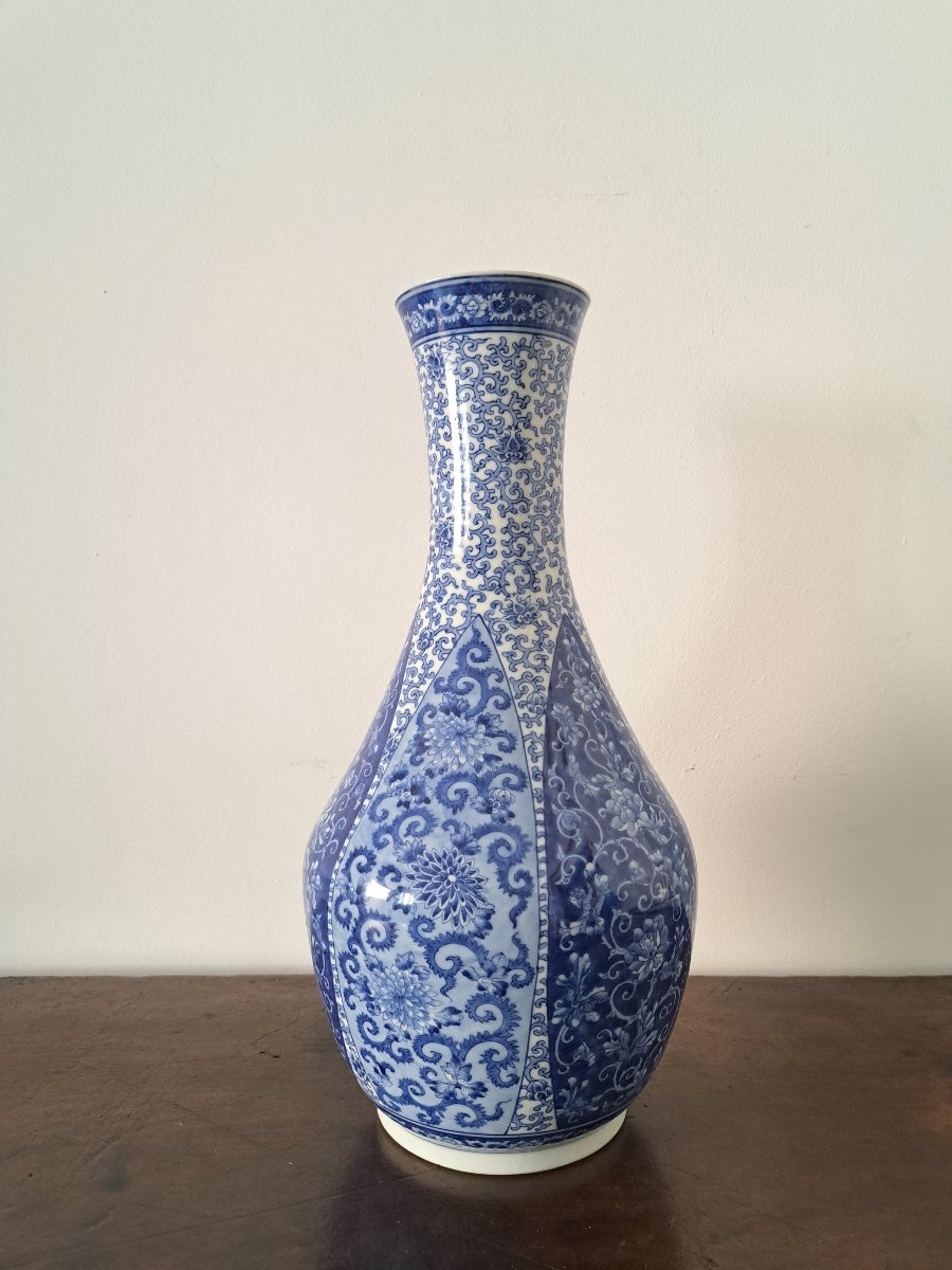 Japon , Grand vase à long col , Porcelaine , Blanc Bleu , Signé , XIX°. 