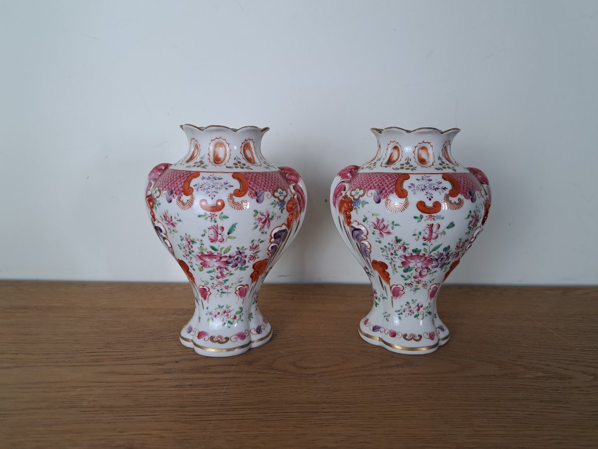Paire de vases , Porcelaine , Manufacture Samson , Paris , Fin XIX°/Début XX°. 