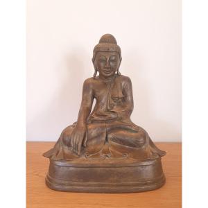 Bouddha , Terre Cuite Patiné Bronze , Signé , Début XX°. 