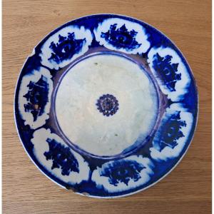 Iran , Assiette , Camaïeux bleu , Faïence , XIX°. 