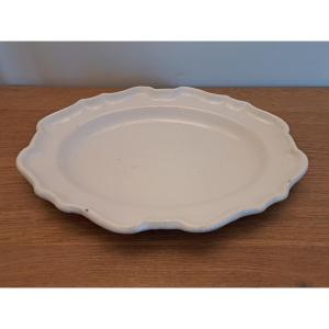 Moustiers , Plat ovale chantourné , Faïence blanche , XVIII°. 