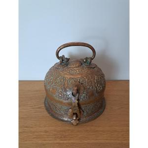 Inde , Boite à condiment de voyage , Cuivre repoussé et ciselé , XIX°. 