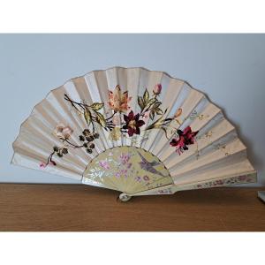 Duvelleroy , Eventail , Satin brodé , bois peint , Fin XIX°. 