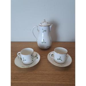 Bordeaux , Alluaud et Vanier , Deux tasses et une verseuse , Porcelaine , Fin XVIII°. 